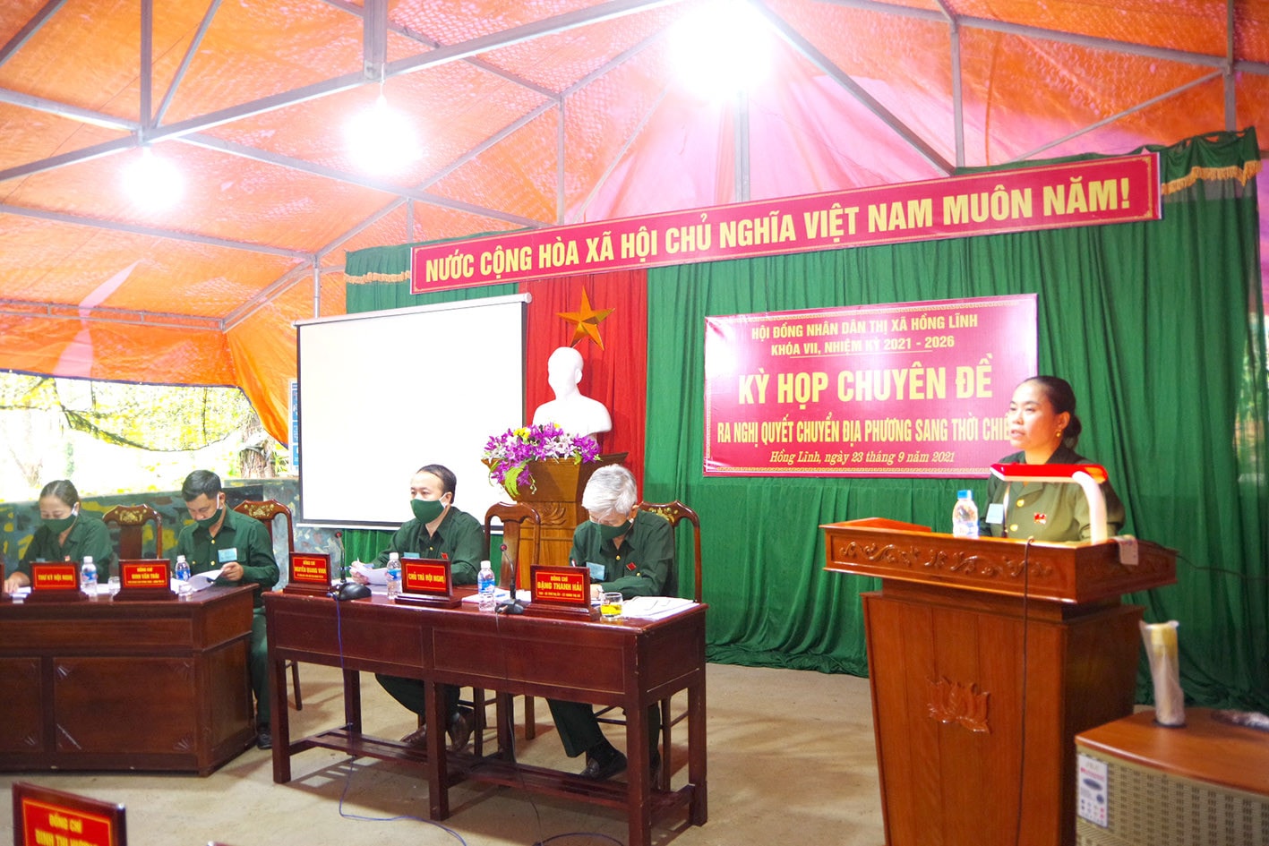 Đại biểu HĐND thị xã Hồng Lĩnh, Hà Tĩnh thảo luận tại kỳ họp chuyên đề diễn tập phòng thủ năm 2021 - ẢNH BÌNH NGUYÊN