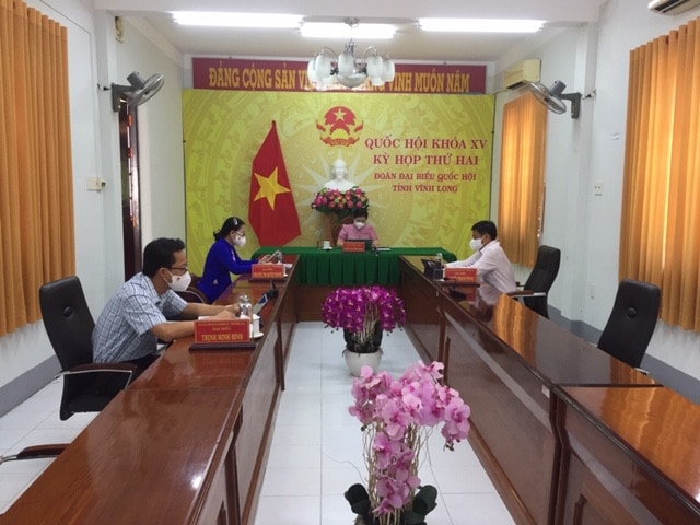 Các đại biểu dự thảo luận trực tuyến tại điểm cầu tỉnh Vĩnh Long Ảnh: Hữu Tài Các đại biểu dự thảo luận trực tuyến tại điểm cầu tỉnh Vĩnh Long - ảnh: Hữu Tài