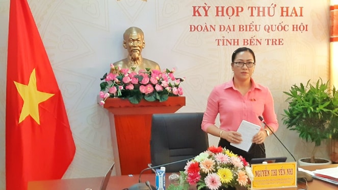 Phó trưởng đoàn chuyên trách Đoàn ĐBQH tỉnh Bến Tre Nguyễn Thị Yến Nhi phát biểu tại điểm cầu tỉnh Bến Tre