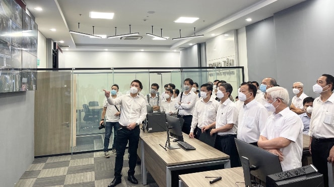 Đoàn làm việc tham quan khu điều hành thông minh của Becamex IDC