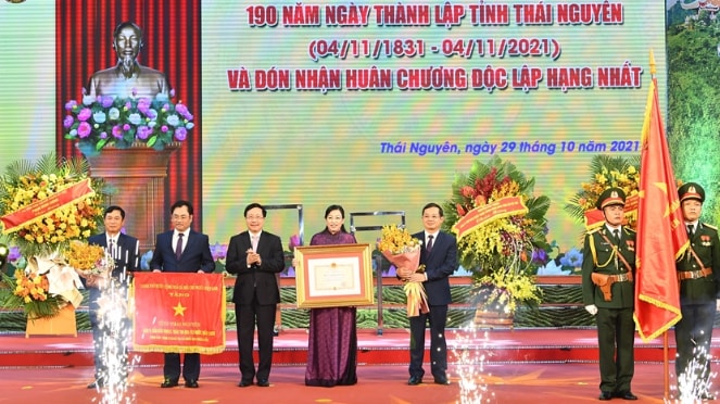 Phó thủ tướng Thường trực Chính phủ Phạm Bình Minh trao Huân chương Độc lập hạng Nhất, Cờ thi đua của Chính phủ tặng Đảng bộ, chính quyền và nhân dân các dân tộc tỉnh Thái Nguyên.