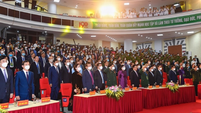 Các đại biểu dự lễ kỷ niệm thực hiện nghi lễ chào cờ.