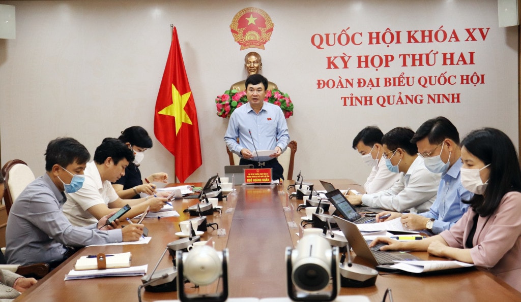 Trưởng Đoàn ĐBQH Quảng Ninh Ngô Hoàng Ngân phát biểu thảo luận tại Tổ - ảnh MẠNH TUÂN.jpg