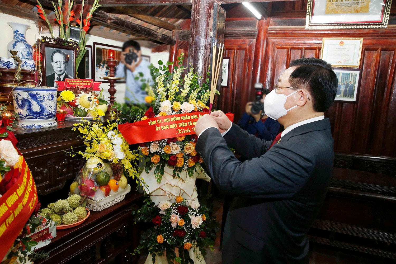 Chủ tịch Quốc hội dâng hương trước anh linh của đồng chí Lê Quang Đạo Ảnh: Doãn Tấn/TTXVN
