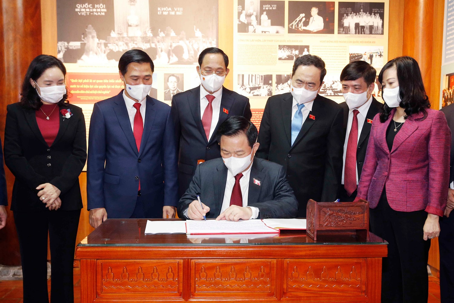 Chủ tịch Quốc hội Vương Đình Huệ ghi sổ vàng tưởng niệm đồng chí Trần Quang Đạo Ảnh: Doãn Tấn/TTXVN