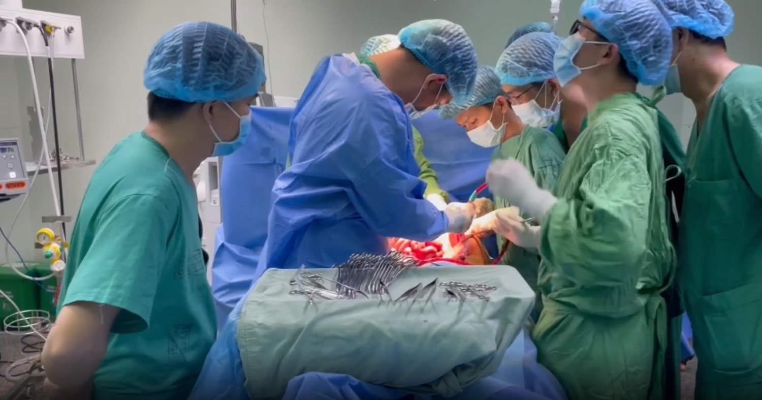 Ê kíp thầy thuốc giỏi nhất được điều động cứu sống bệnh nhân