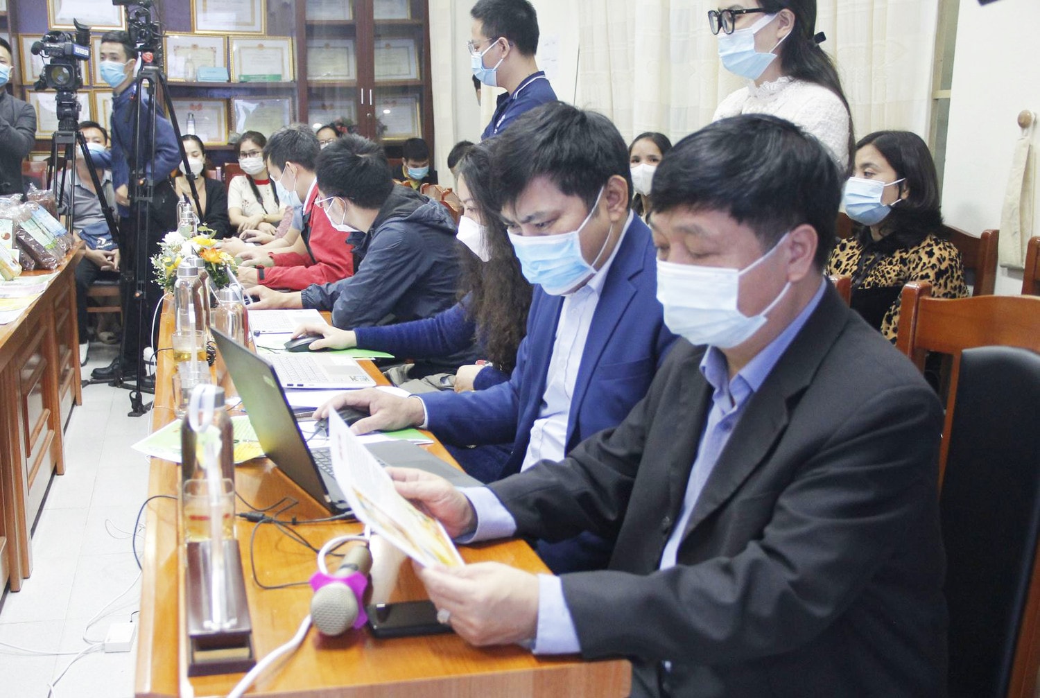 Đại diện các sở, ngành tham gia, góp ý đối với các sản phẩm tham dự