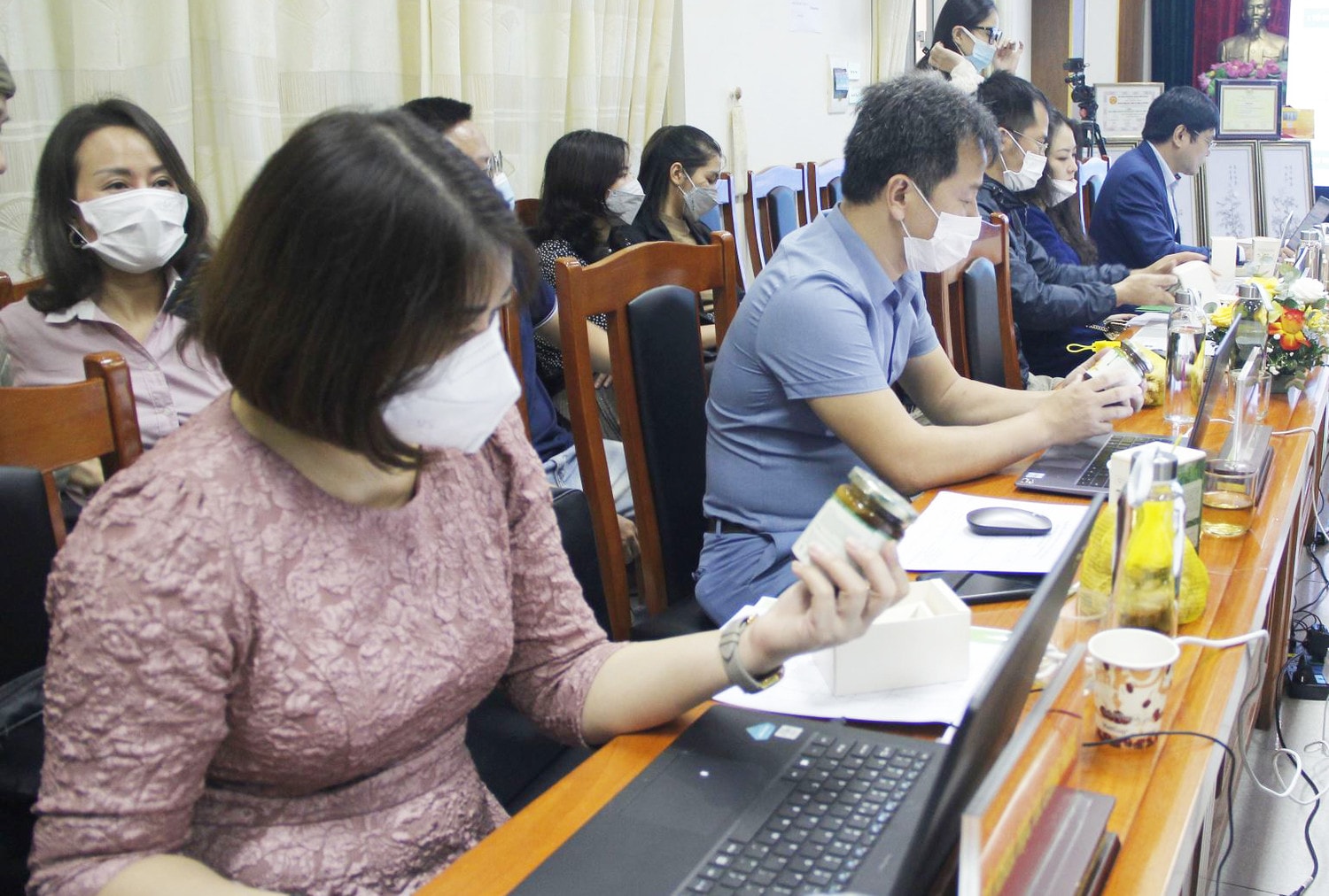 Đại diện các sở, ngành có liên quan đánh giá sản phẩm tham dự chương trình