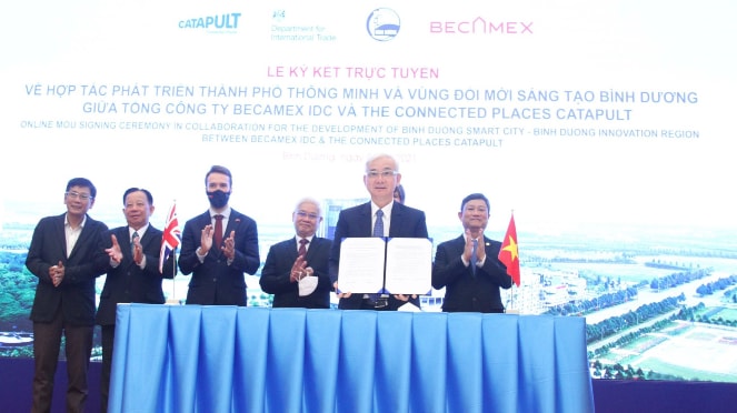 Thực hiện nghi thức ký kết hợp tác trực tuyến giữa Becamex IDC và The Connected Places Catapult tại điểm cầu Bình Dương, Việt Nam