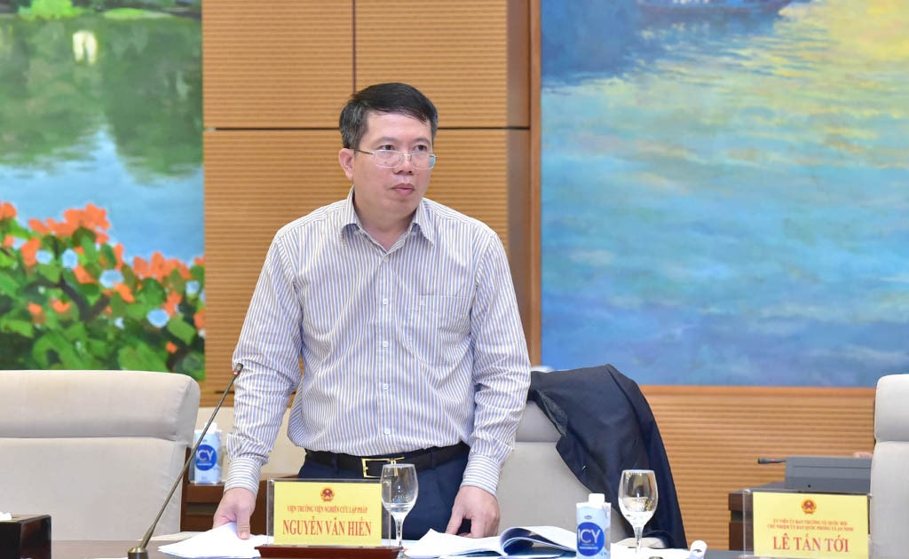 TS Nguyễn Văn Hiển, Viện trưởng Viện Nghiên cứu lập pháp báo cáo tại phiên họp Ảnh: Lâm Hiển TS Nguyễn Văn Hiển, Viện trưởng Viện Nghiên cứu lập pháp báo cáo tại phiên họp Ảnh: Lâm Hiển