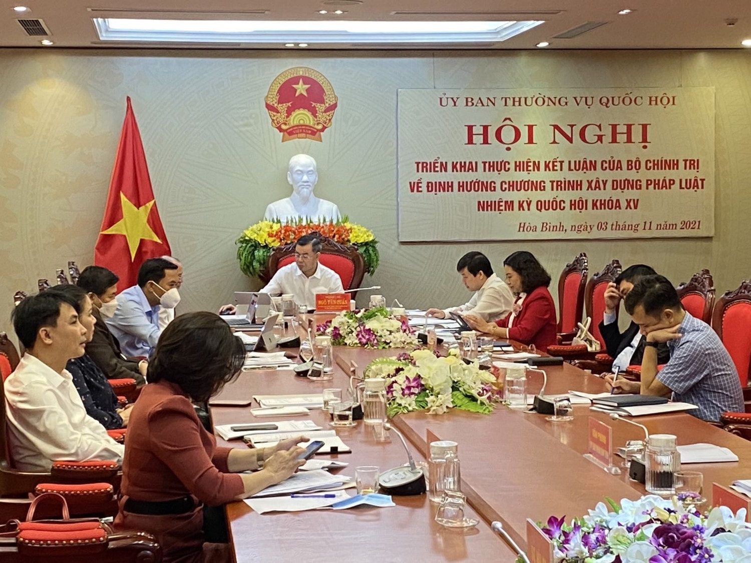 Các đại biểu tham dự Hội nghị toàn quốc triển khai thực hiện Kết luận 19-KL/TW của Bộ Chính trị về định hướng Chương trình xây dựng pháp luật nhiệm kỳ Quốc hội Khóa XV theo hình thức trực tuyến tại điểm cầu tỉnh Hòa Bình. Ảnh: Trần Tâm