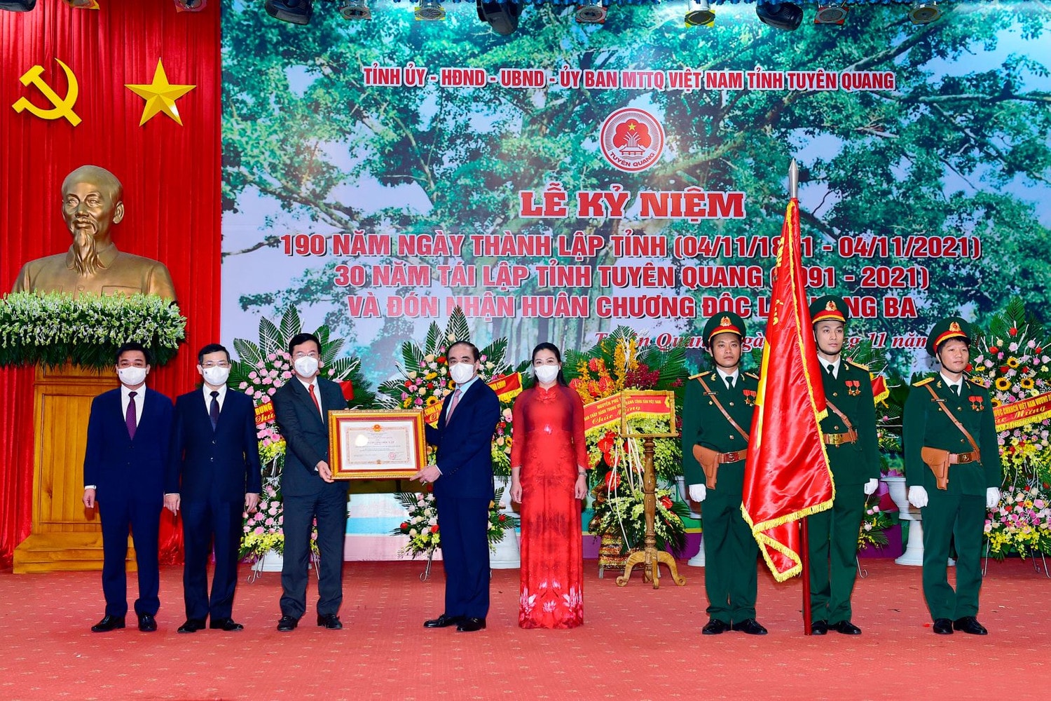 Thay mặt lãnh đạo Đảng, Nhà nước, Thường trực Ban Bí thư Võ Văn Thưởng đã trao Huân chương Độc lập hạng Ba cho tỉnh Tuyên Quang thay mặt lãnh đạo Đảng, Nhà nước, Thường trực Ban Bí thư Võ Văn Thưởng đã trao Huân chương Độc lập hạng Ba cho tỉnh Tuyên Quang.