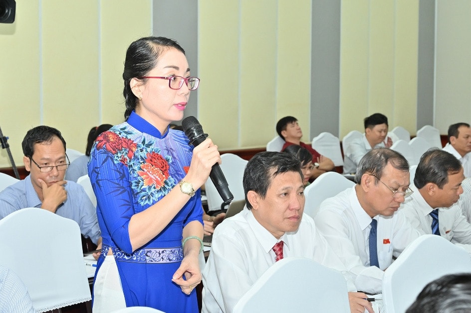 Đại biểu HĐND tỉnh Bình Thuận đặt câu hỏi chất vấn tại một kỳ họp HĐND tỉnh nhiệm kỳ 2016 - 2021 - ẢNH HỮU TRI