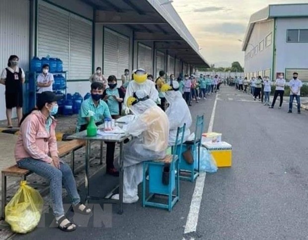 Cơ quan y tế lấy mẫu xét nghiệm SARS-CoV-2 cho công nhân Công ty TNHH sản xuất giày Uy Việt cơ sở tại Khu công nghiệp Đô thị Sonadezi Châu Đức