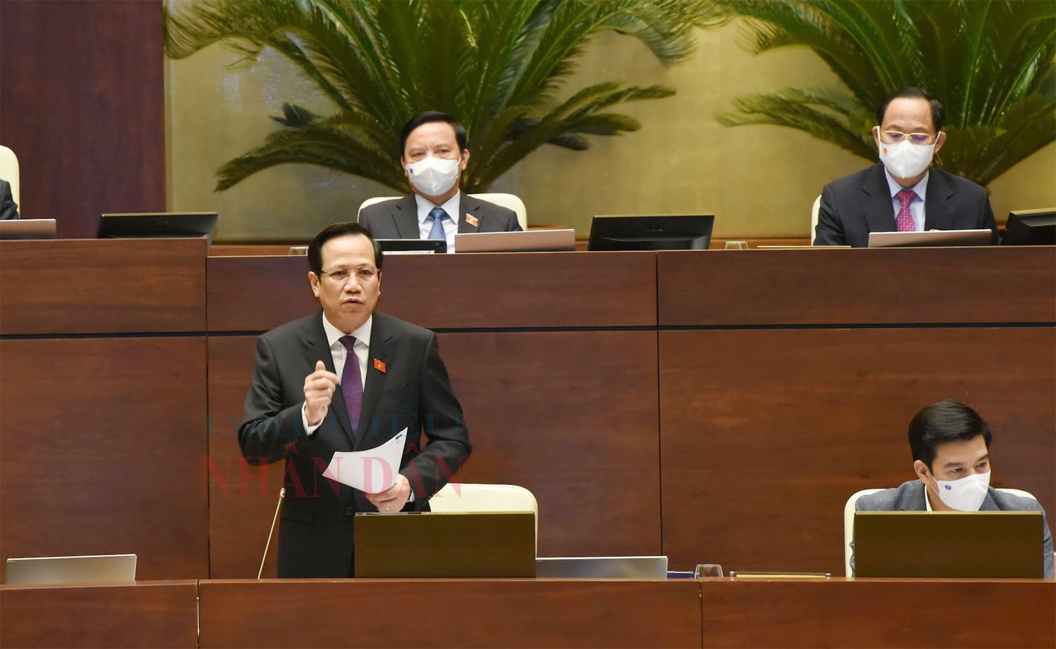Bộ trưởng Bộ Lao động-Thương binh và Xã hội Đào Ngọc Dung trả lời chất vấn của đại biểu Quốc hội Ảnh: Quang Khánh
