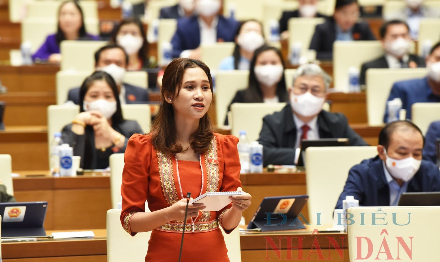 ĐBQH Nàng Xô Vi (Kon Tum) chất vấn Ảnh: Quang Khánh