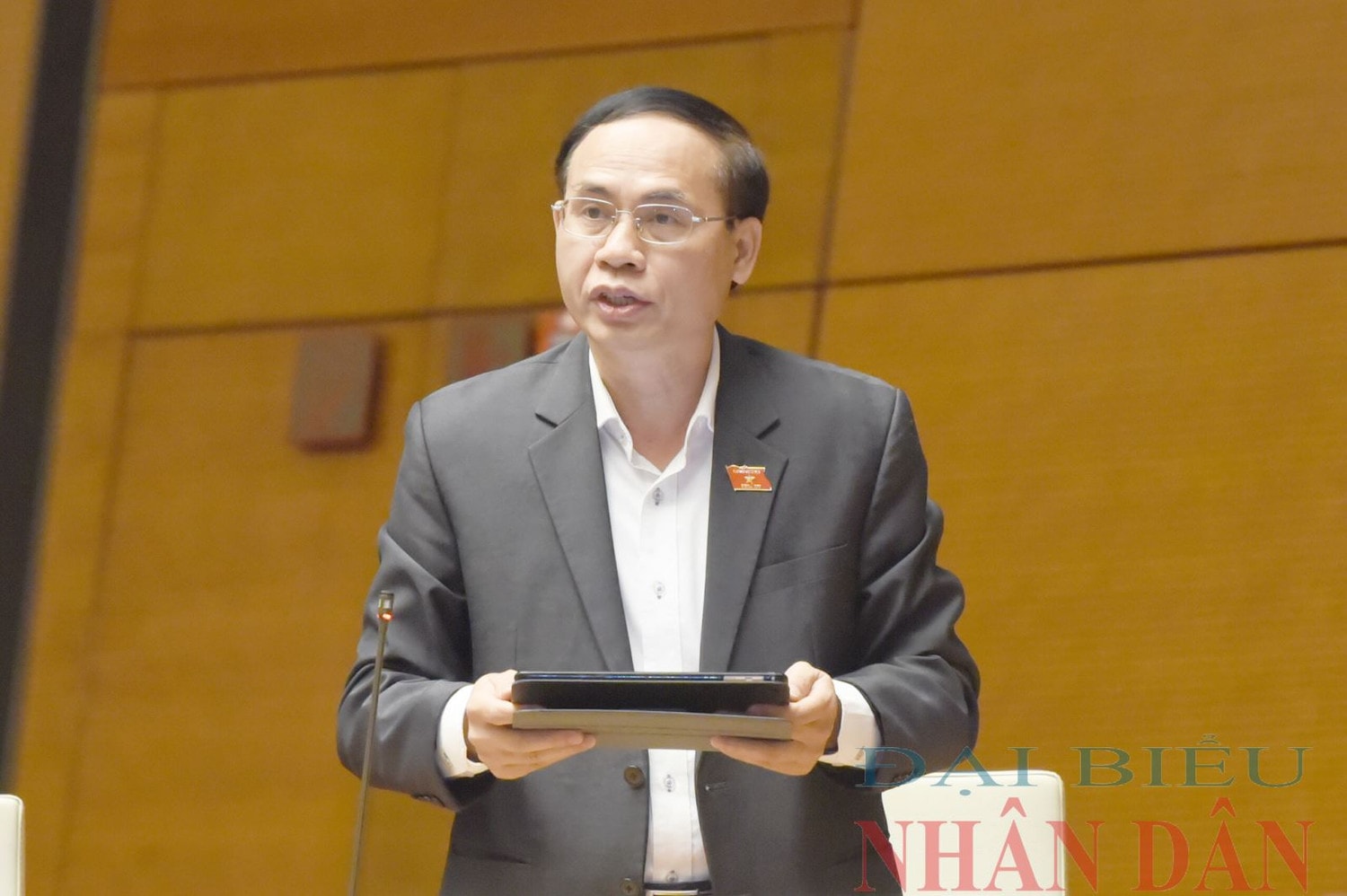 ĐBQH Hoàng Văn Liên (Long An) chất vấn Ảnh: Quang Khánh