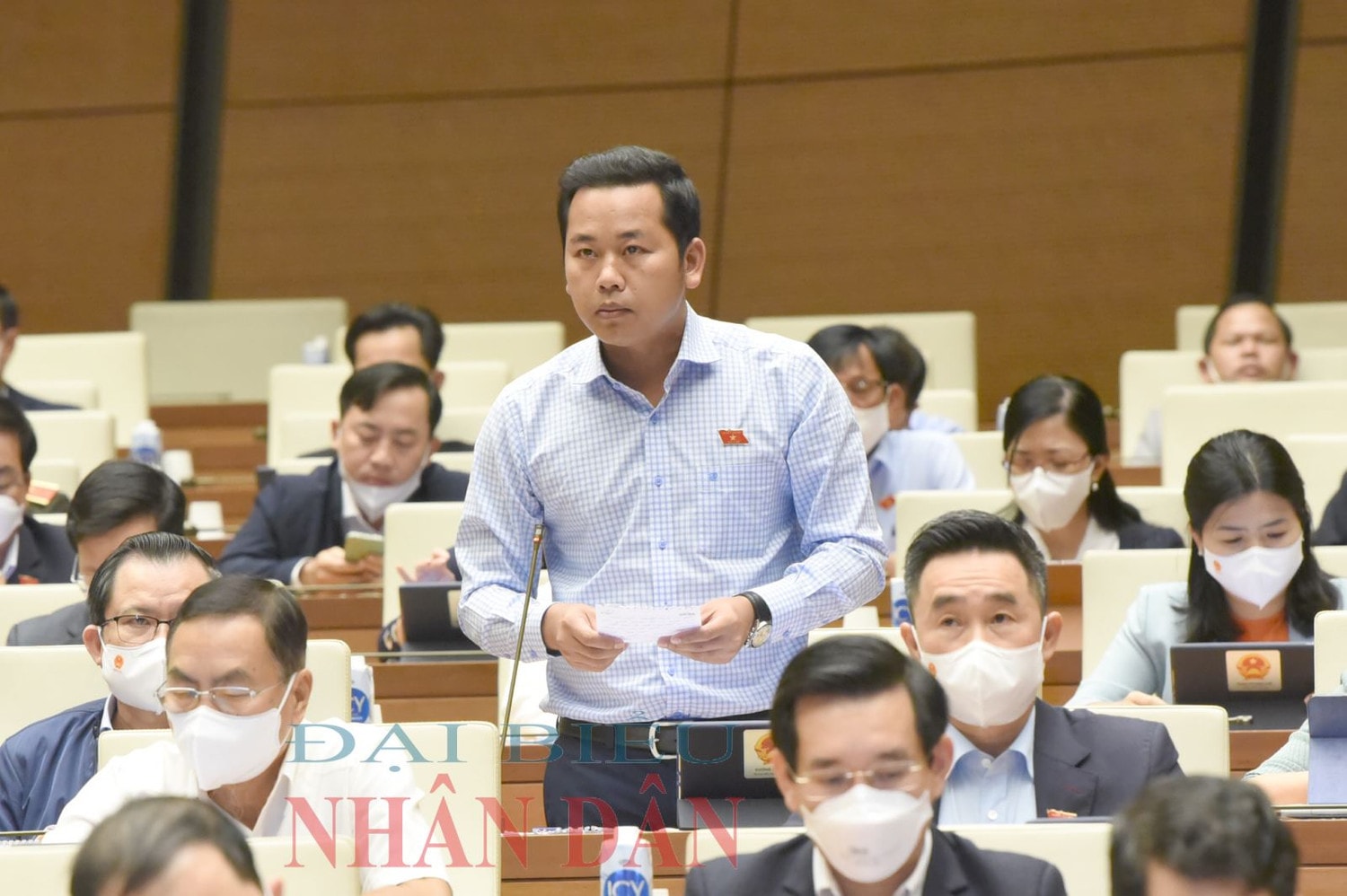 ĐBQH Dương Tấn Quân (Bà Rịa-Vũng Tàu) chất vấn Ảnh: Quang Khánh