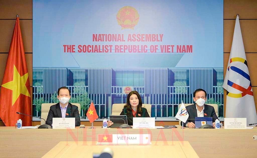 trí	Mô tả Thanh Chi Đoàn đại biểu Quốc hội Việt Nam dự phiên thảo luận dự thảo Nghị quyết về chính trị và an ninh