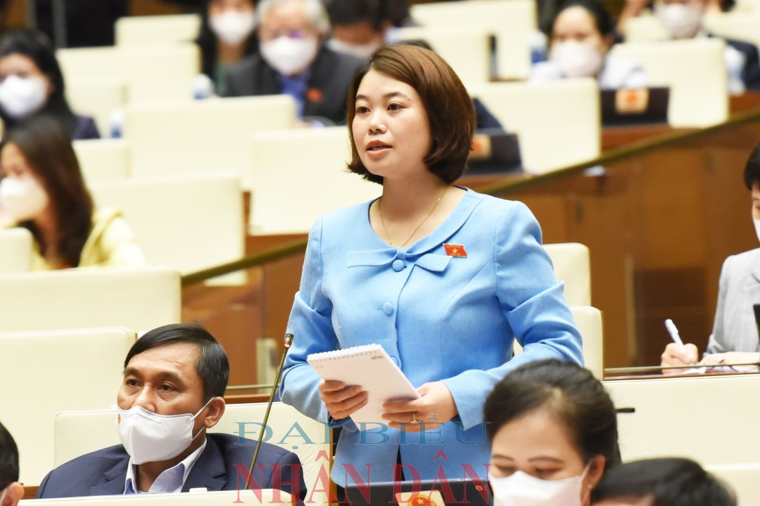 ĐBQH Nguyễn Thị Huế (Bắc Kạn) chất vấn Ảnh: Quang Khánh