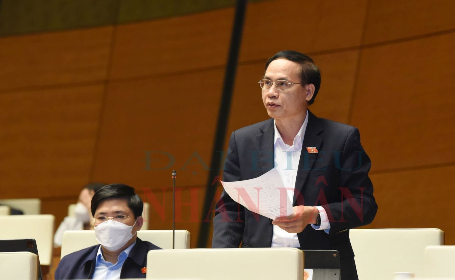 ĐBQH Hoàng Văn Liên (Long An) chất vấn Ảnh: Quang Khánh