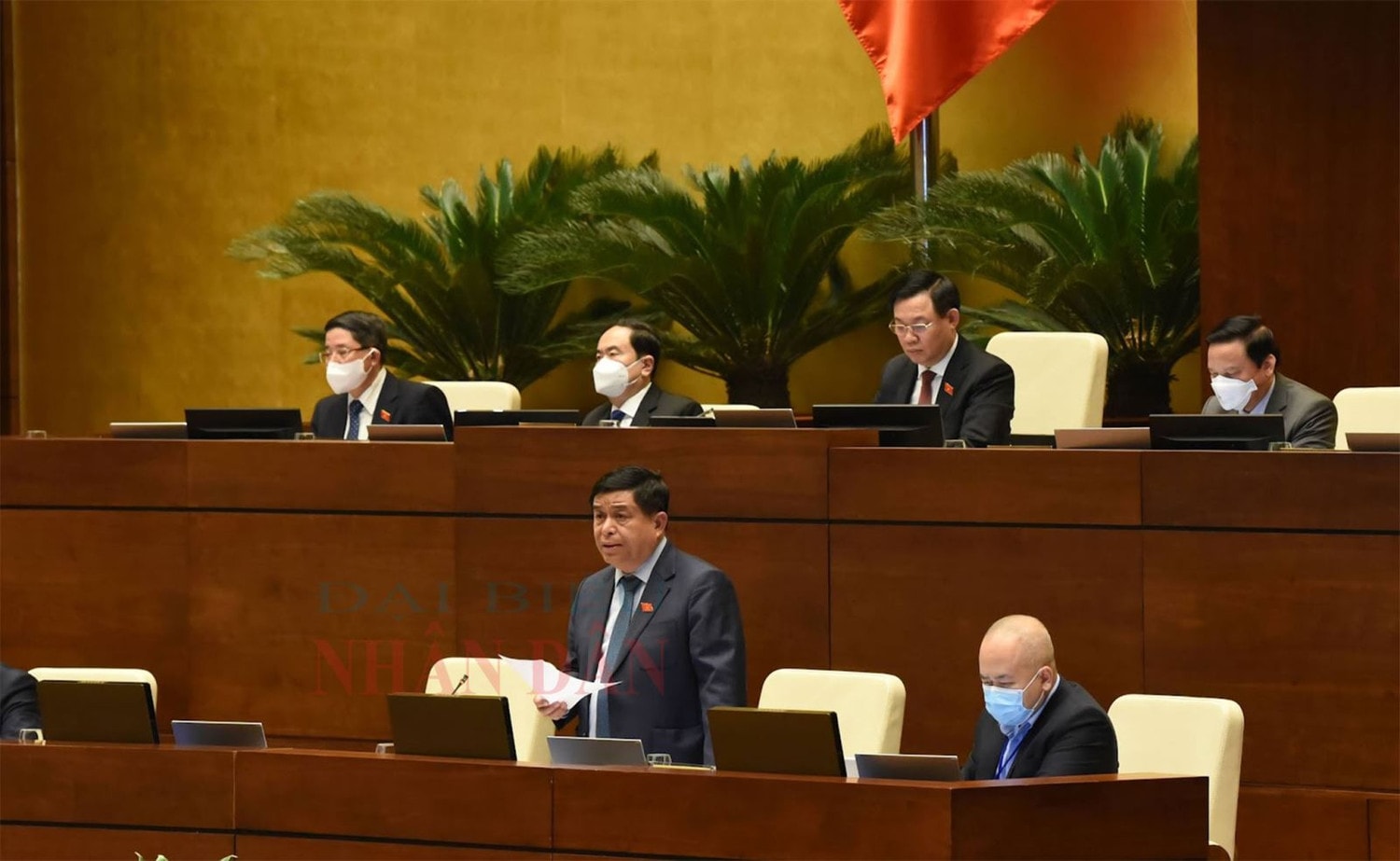 Bộ trưởng Bộ Kế hoạch và Đầu tư Nguyễn Chí Dũng trả lời chất vấn Ảnh: Quang Khánh