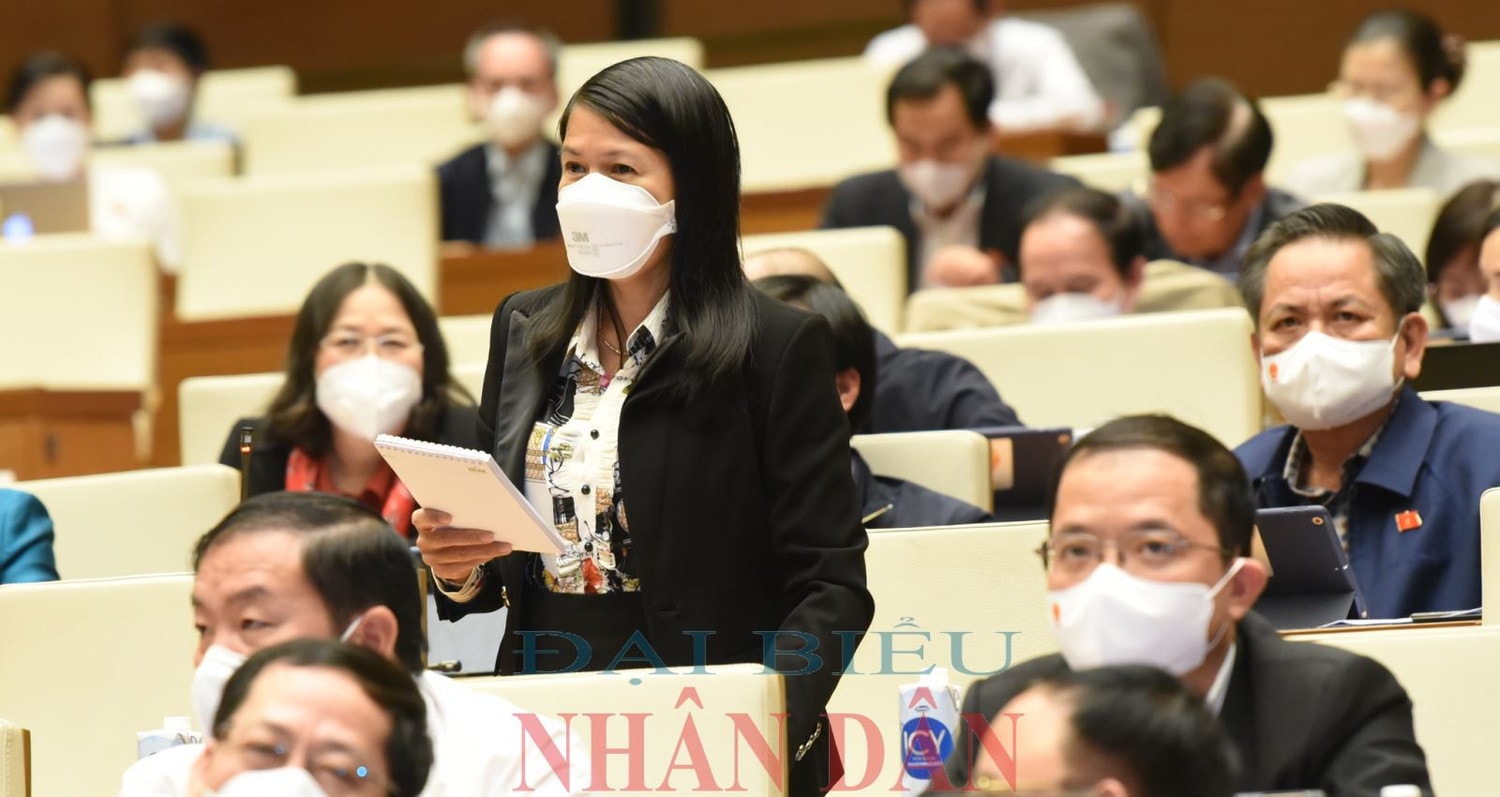 ĐBQH Vũ Thị Liên Hương (Quảng Ngãi) chất vấn Ảnh: Quang Khánh