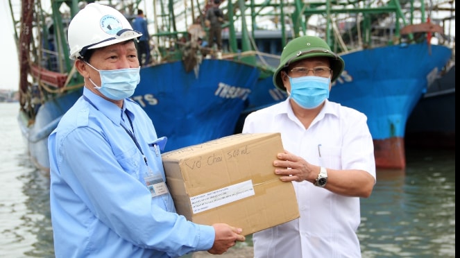 Phó chủ tịch thường trực UBND tỉnh Hà Sỹ Đồng động viên BQL Cảng cá Cửa Việt trong đợt dịch Covid-19 lần thứ tư.