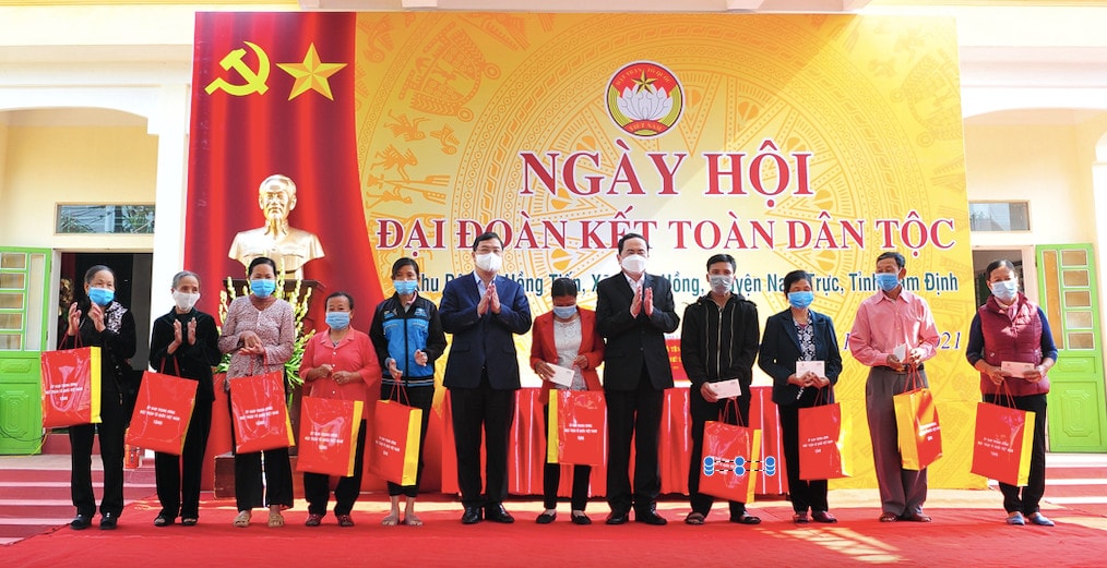 Phó Chủ tịch Thường trực Quốc hội Trần Thanh Mẫn trao quà cho đại diện các gia đình có thành tích tiêu biểu trong xây dựng khu dân cư văn hóa