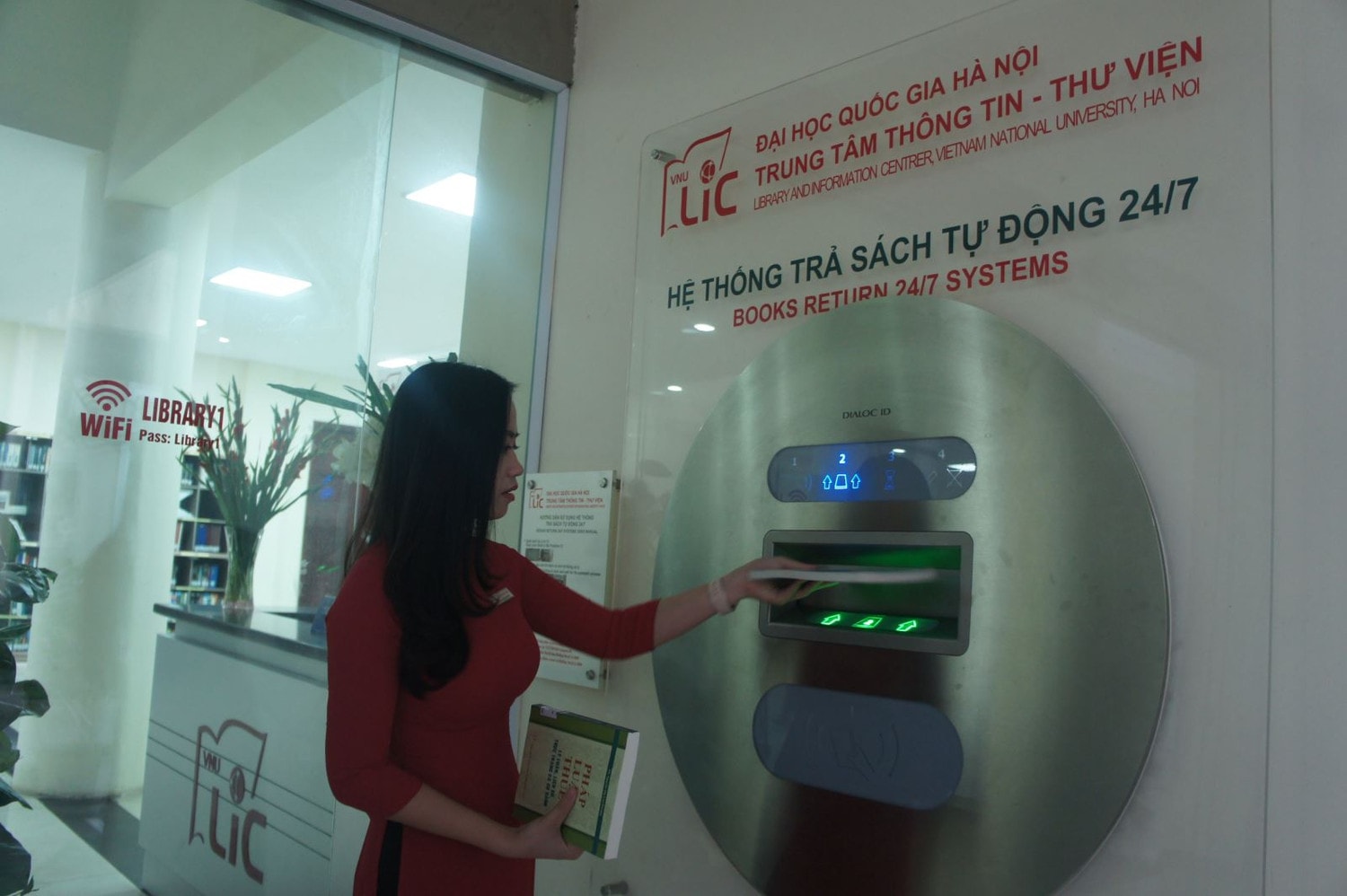 Hệ thống trả sách tự động của Trung tâm Thông tin - Thư viện, Đại học Quốc gia Hà Nội Ảnh: N.Linh