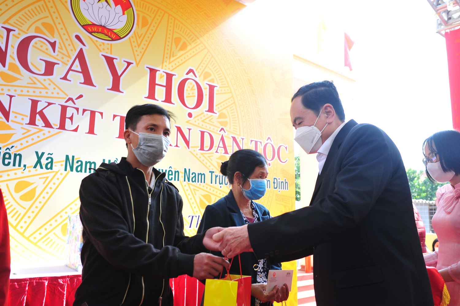 Phó Chủ tịch Thường trực Quốc hội Trần Thanh Mẫn trao quà cho đại diện các gia đình có thành tích tiêu biểu trong xây dựng khu dân cư Phó Chủ tịch Thường trực Quốc hội Trần Thanh Mẫn trao quà cho đại diện các gia đình có thành tích tiêu biểu trong xây dựng khu dân cư