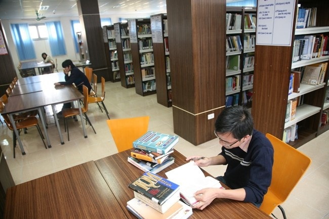 Thư viện Trung tâm ĐH Quốc gia TP. Hồ Chí Minh có đầy đủ thiết bị, tiện nghi đáp ứng hoàn hảo nhu cầu người dùng Nguồn: khosinhvien.net