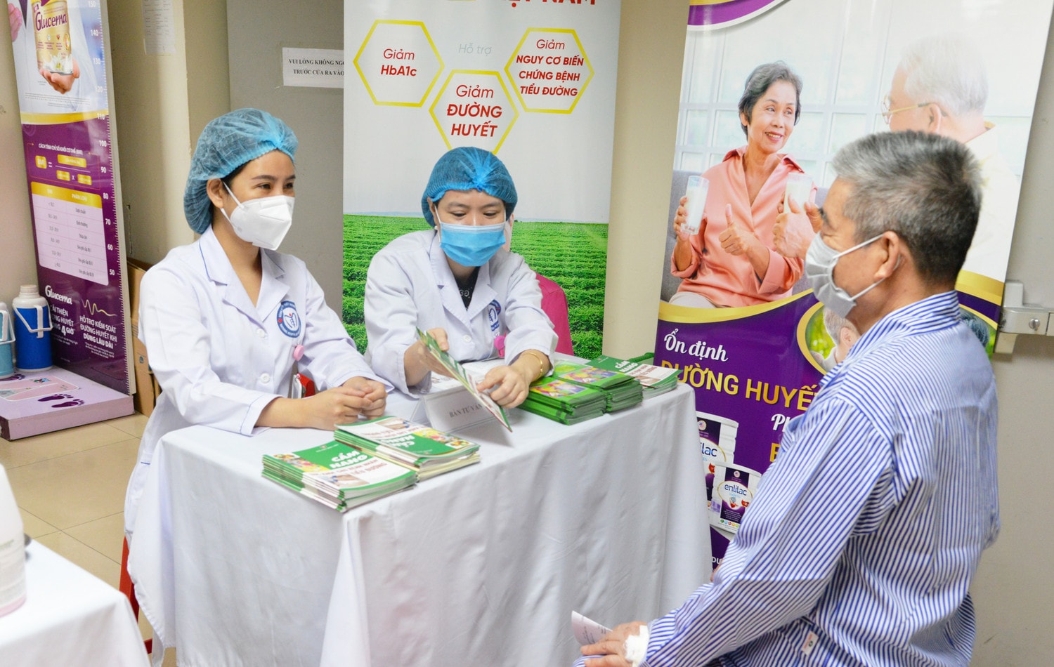 Trong khuôn khổ sự kiện, bên cạnh lễ mít tinh được tổ chức trang trọng, khách mời còn được kiểm tra đường huyết, tham dự buổi tư vấn phổ biến kiến thức điều trị, dự phòng bệnh đái tháo đường và các vấn đề liên quan, hướng dẫn chế độ luyện tập, dinh dưỡng, ngăn ngừa các biến chứng.