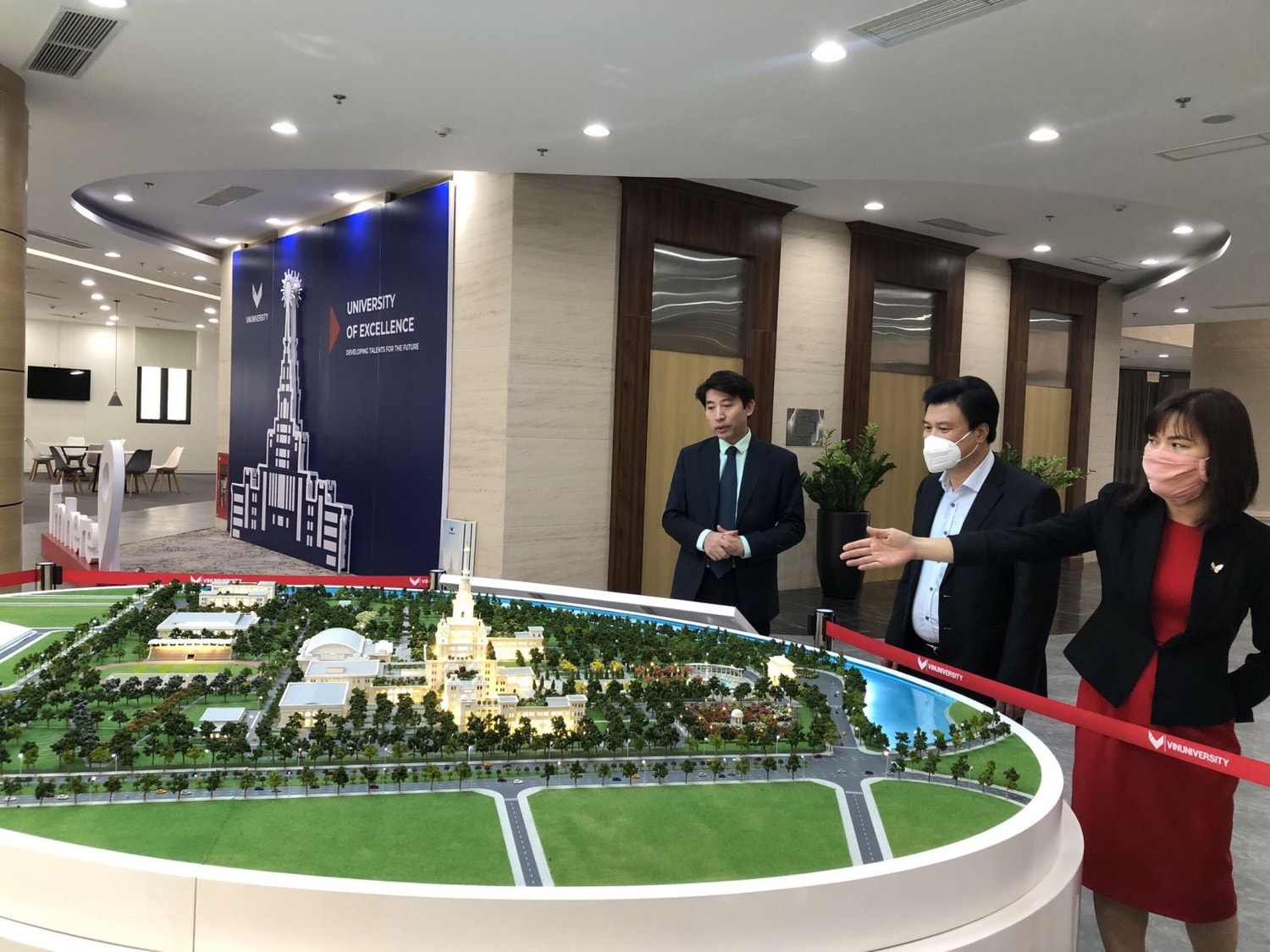 Đoàn công tác khảo sát tại Trường Đại học VinUni Đoàn công tác khảo sát tại Trường Đại học VinUni