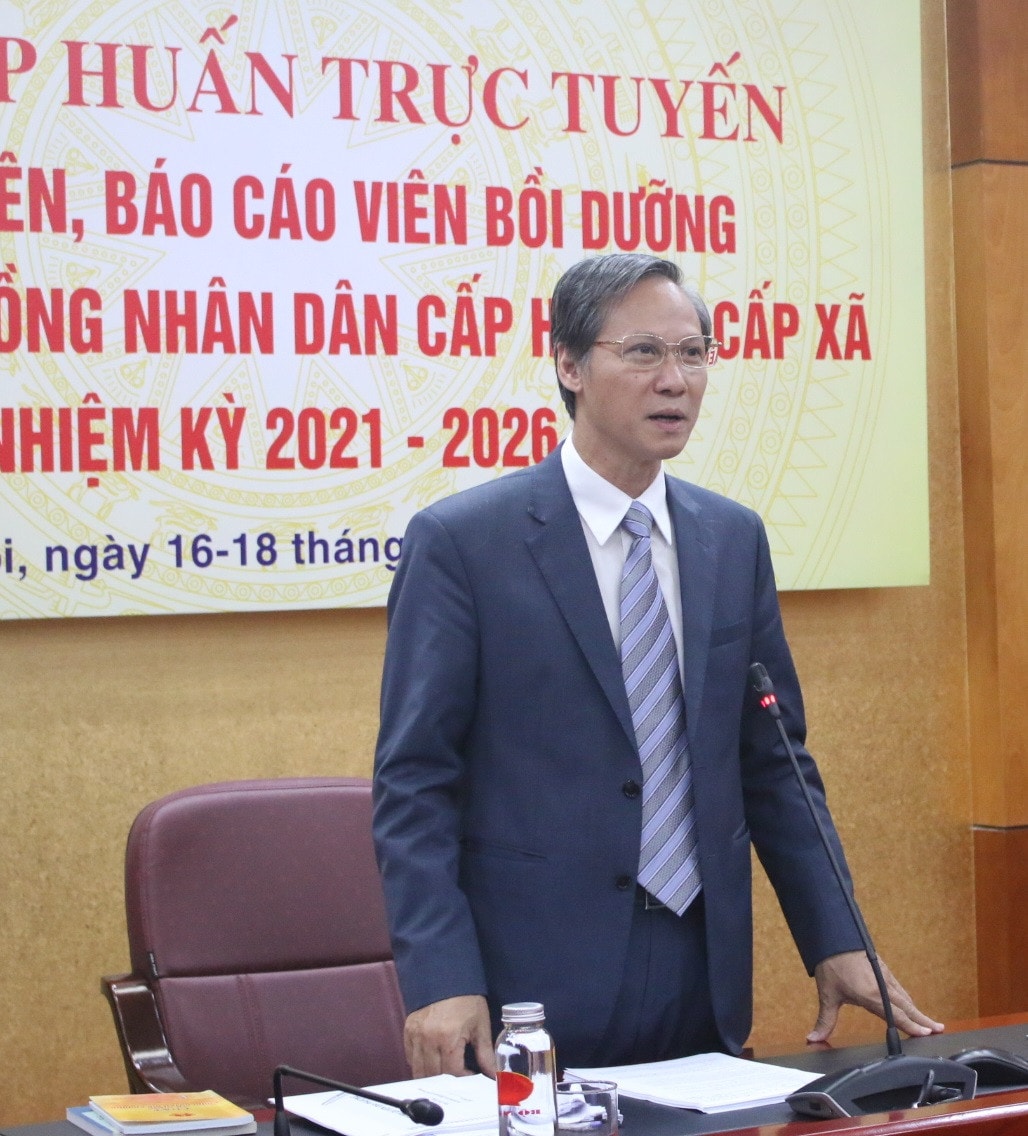 TS. Phan Văn Hùng - Vụ trưởng Vụ Chính quyền địa phương, Bộ Nội vụ chia sẻ tại buổi học Vụ trưởng Vụ Chính quyền địa phương, Bộ Nội vụ TS Phan Văn Hùng chia sẻ tại buổi học.