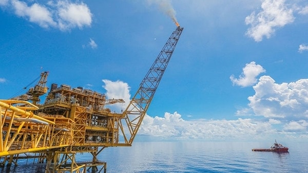 	Khai thác khí và condensate ở khu vực nước sâu bể Nam Côn Sơn, thềm lục địa Việt Nam. (Ảnh BIENDONG POC).