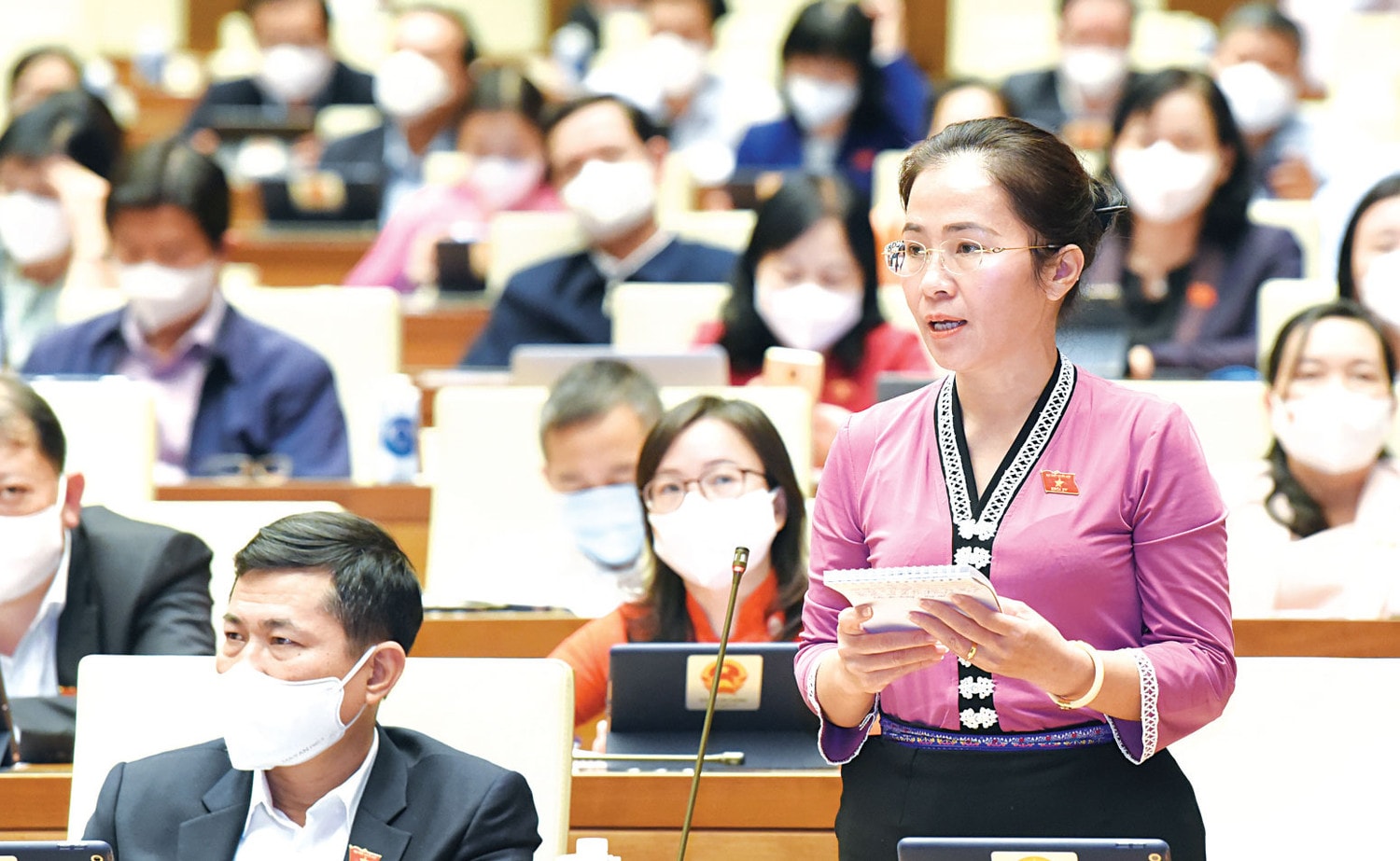 ĐBQH Vũ Thị Minh Sinh (Nghệ An) chất vấn tại Kỳ họp thứ Hai, Quốc hội Khóa XV Ảnh: Quang Khánh