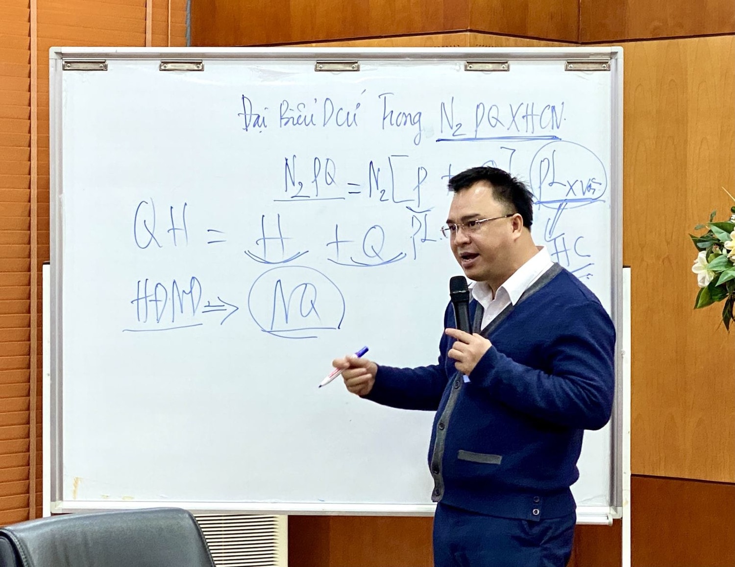 Phó Hiệu trưởng Trường Đại học Nội vụ Hà Nội, Bộ Nội vụ PGS.TS. Nguyễn Quốc Sửu chia sẻ tại lớp tập huấn