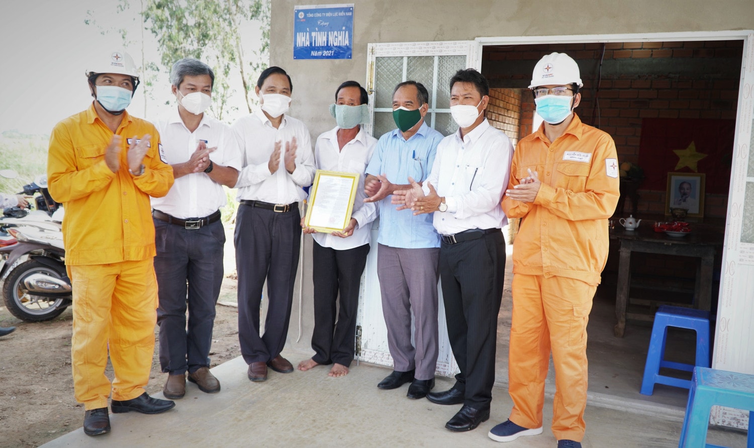 Trao nhà tình nghĩa cho hộ cựu chiến binh Nguyễn Văn Dàng (ấp Gãnh, xã Phú Đông, huyện Tân Phú Đông, tỉnh Tiền Giang)