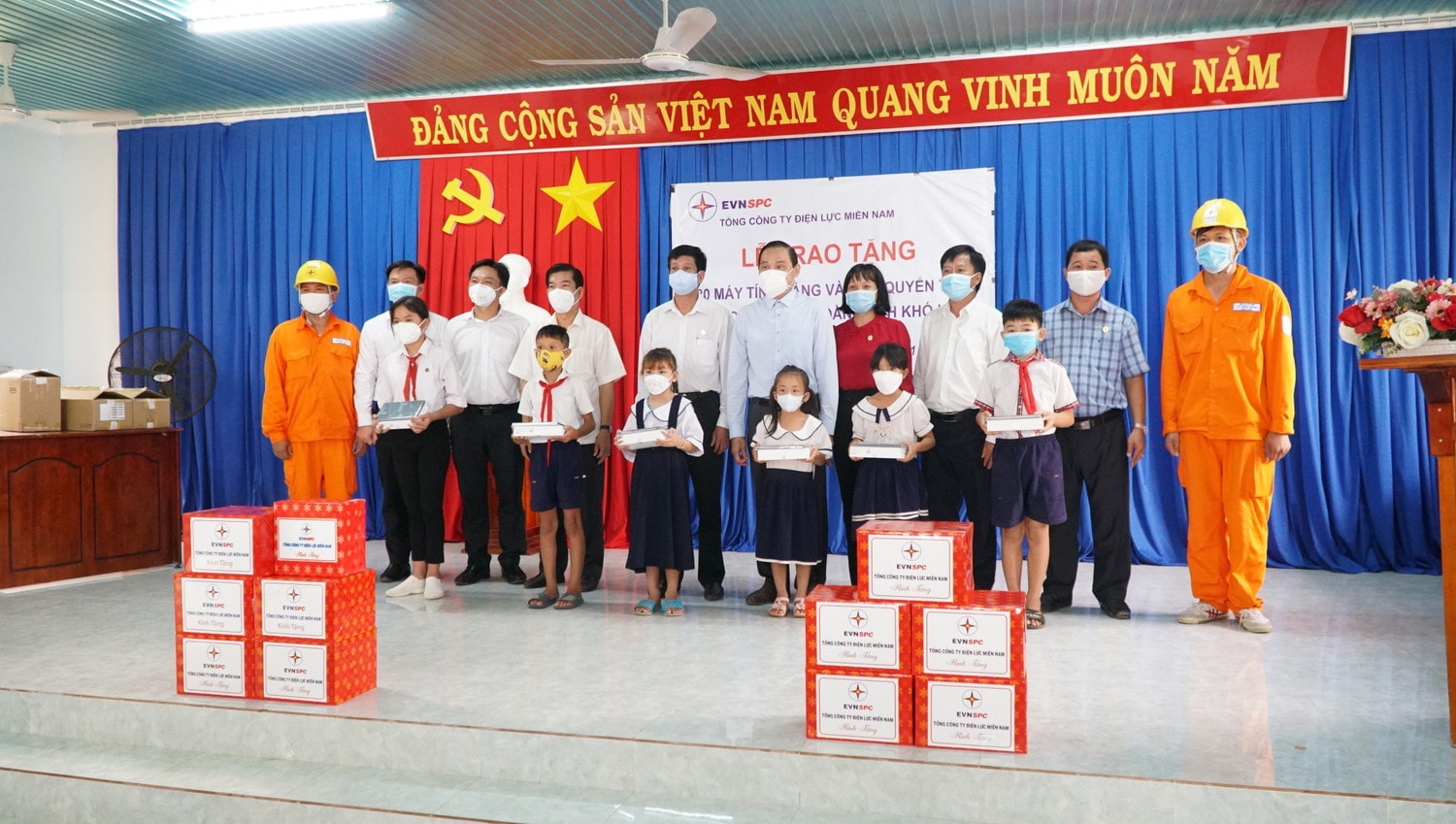 Trao tặng 20 máy tính bảng và 1.000 quyển tập cho các em học sinh có hoàn cảnh khó khăn tại xã Thạnh Tây, huyện Tân Biên