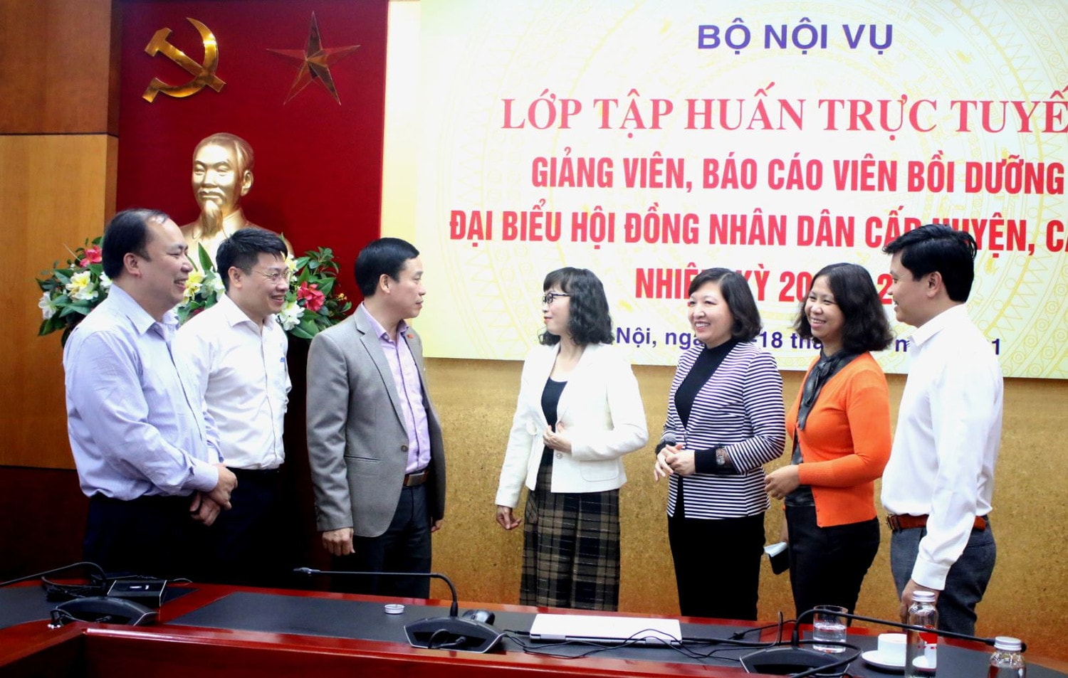 Vụ trưởng Vụ Đào tạo, bồi dưỡng cán bộ, công chức, viên chức, Bộ Nội vụ, trao đổi với các giảng viên cao cấpp