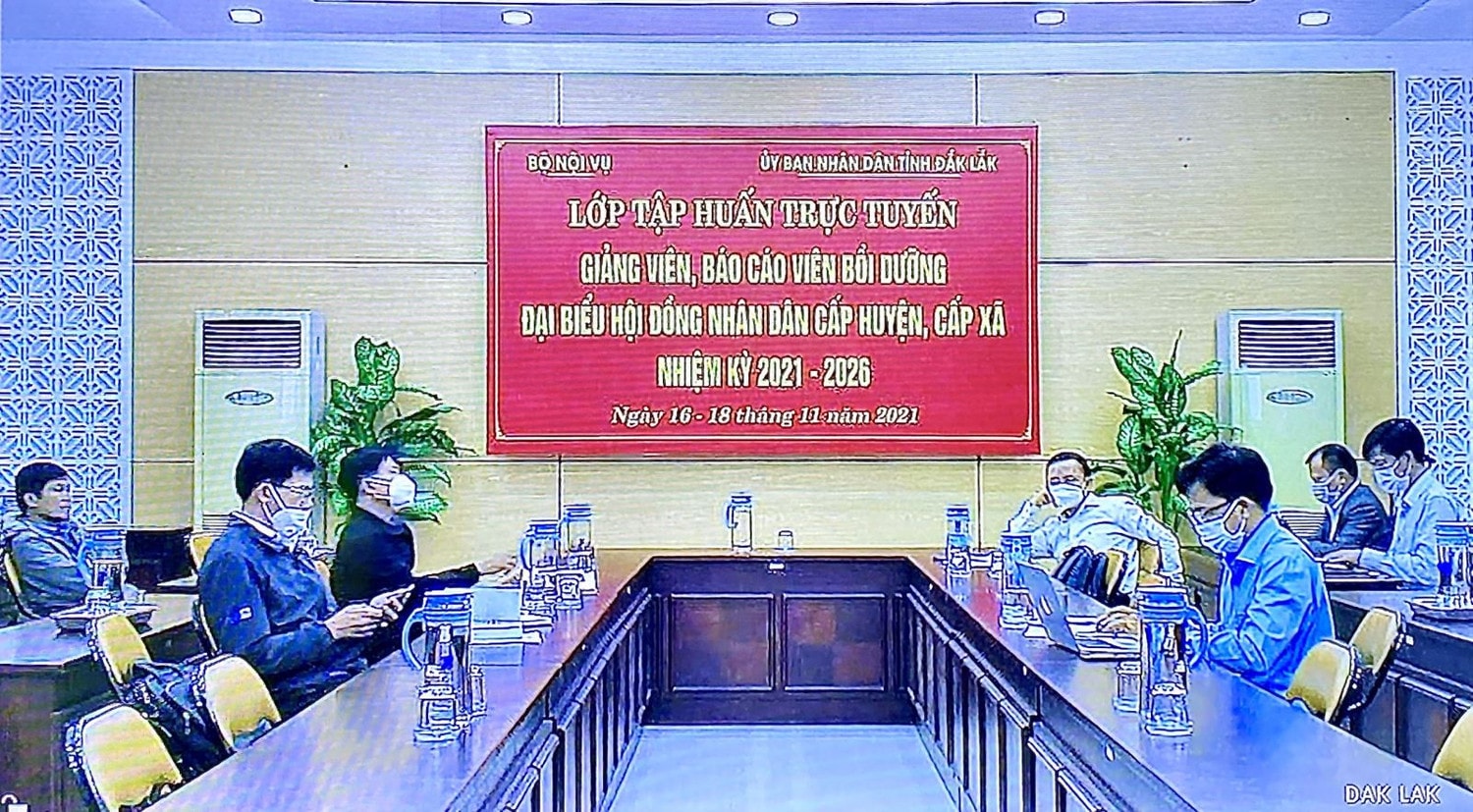 Các giảng viên, đại biểu tại tỉnh Đăk Lắk theo dõi bài giảng. 