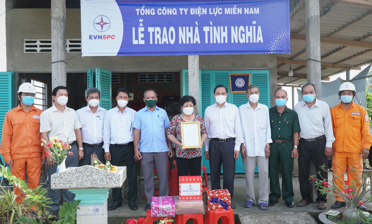 Trao nhà tình nghĩa hộ con liệt sỹ Huỳnh Thị Xệ (ấp Bãi Bùn, xã Phú Thạnh, huyện Tân Phú Đông, tỉnh Tiền Giang)