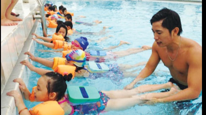 Dạy trẻ bơi để phòng đuối nước