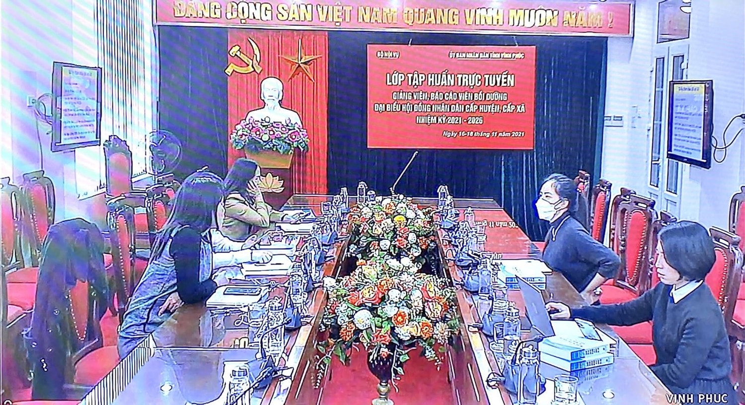 Các giảng viên, đại biểu tại tỉnh Vĩnh Phúc theo dõi bài giảng.