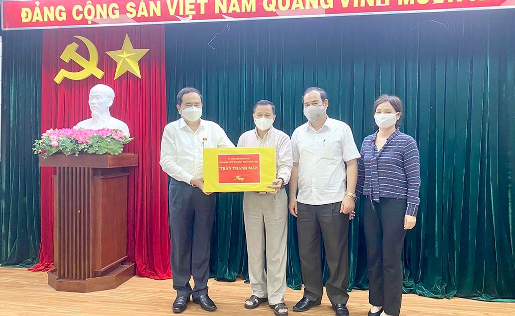 	Phó Chủ tịch Thường trực Quốc hội Trần Thanh Mẫn trao tặng quà tới các đơn vị phía Nam