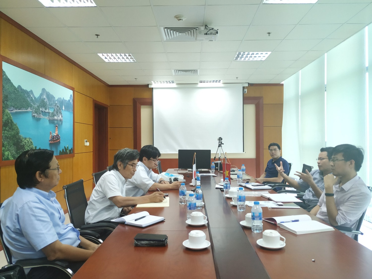 	Nhóm nghiên cứu trao đổi về nội dung đề tài