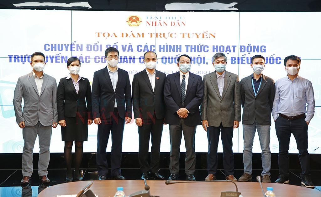Các đại biểu chụp ảnh lưu niệm tại tọa đàm