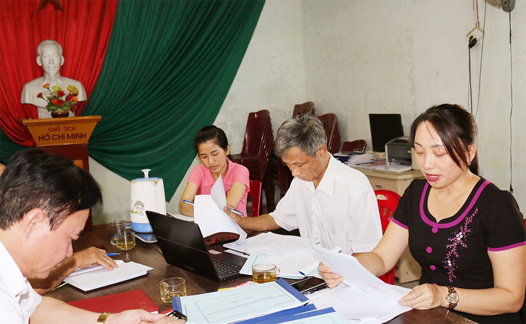Liên hệ chặt chẽ với cử tri góp phần quan trọng nâng cao chất lượng hoạt động giám sát chuyên đề của HĐND thị xã Hồng Lĩnh, Hà Tĩnh Ảnh: Bình Nguyên