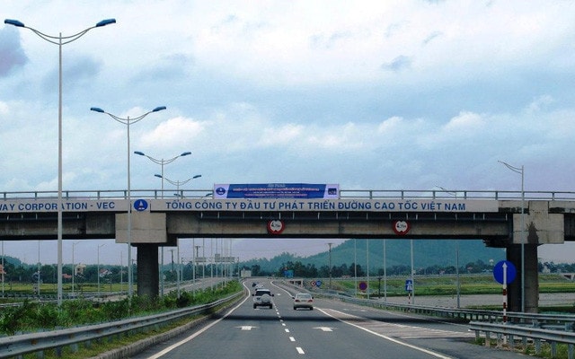 Đường bộ cao tốc Nội Bài – Lào Cai do doanh nghiệp nhà nước đầu tư, xây dựng đã cho hiệu quả cao trong phát triển kinh tế- xã hội… Đường bộ cao tốc Nội Bài – Lào Cai do doanh nghiệp nhà nước đầu tư, xây dựng đã cho hiệu quả cao trong phát triển kinh tế- xã hội…